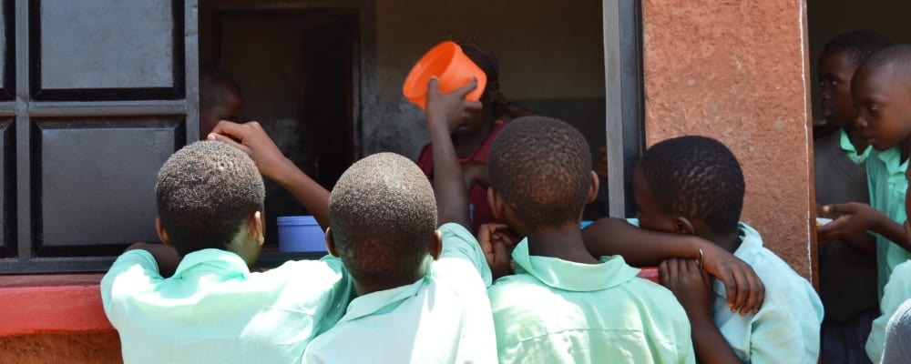 children queueing for food